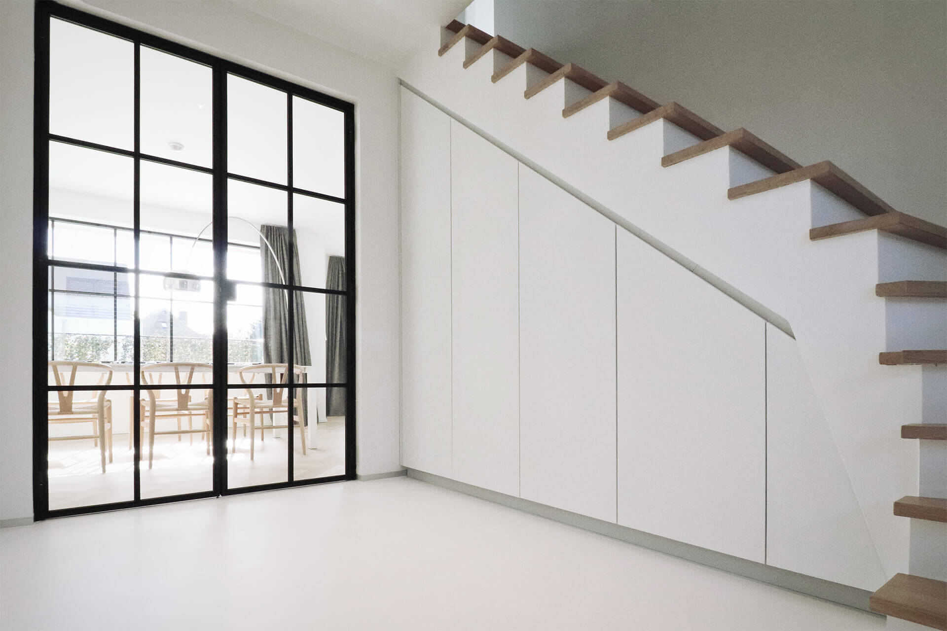 armoire-d-escalier-sur-mesure en Front White de Custoro