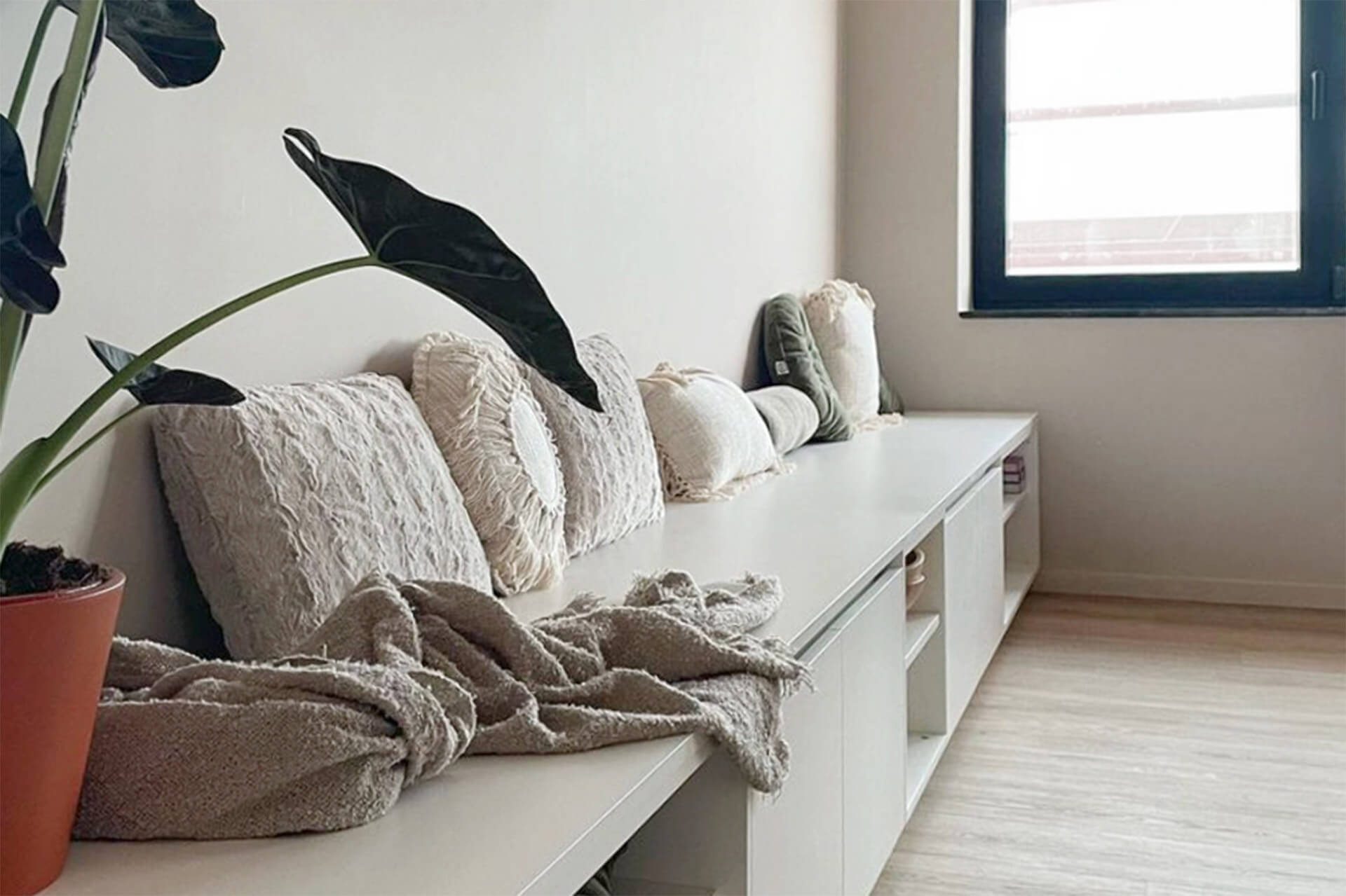 Banc de rangement sur mesure en couleur seashell de Custoro