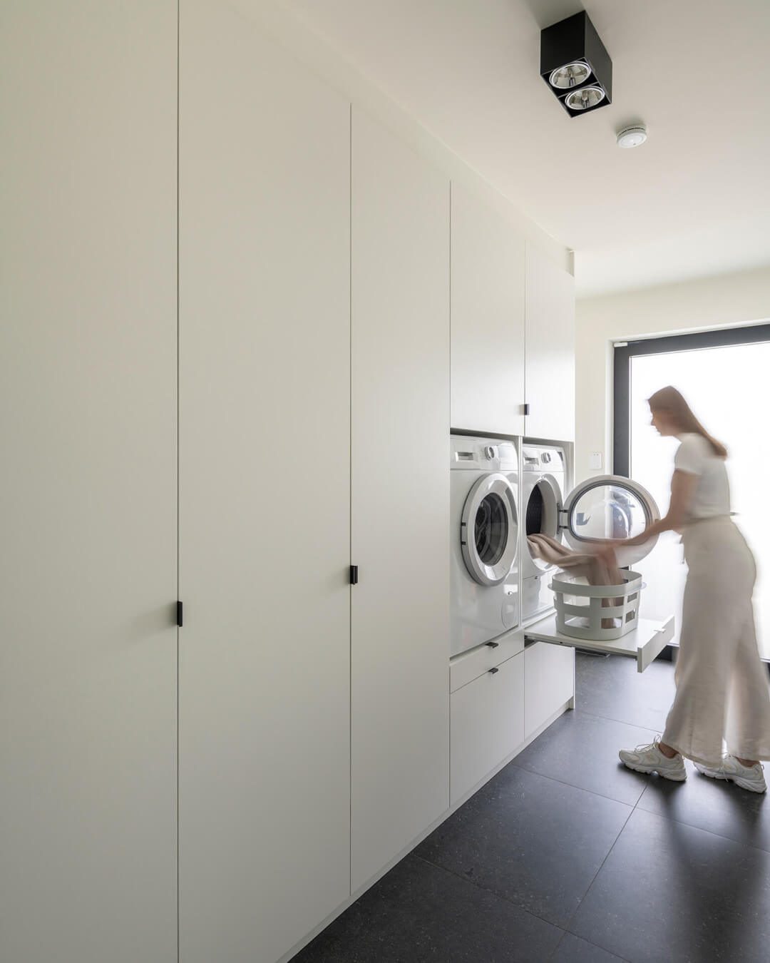 Buanderie avec armoires sur mesure en couleur Front White