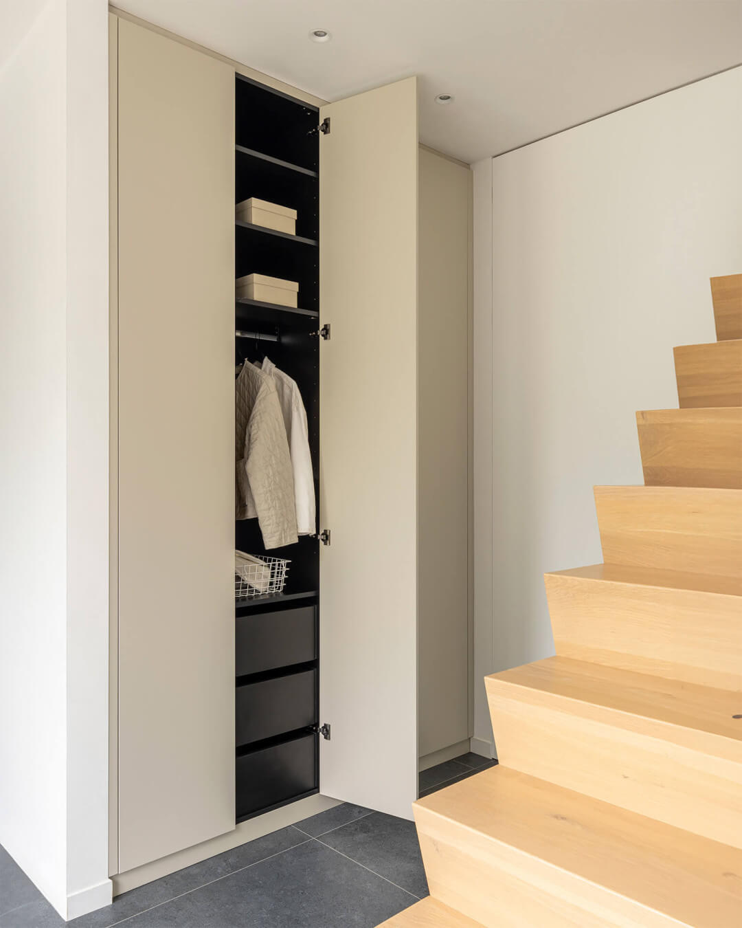 Armoire sur mesure dans l'entrée en couleur Turtle Grey