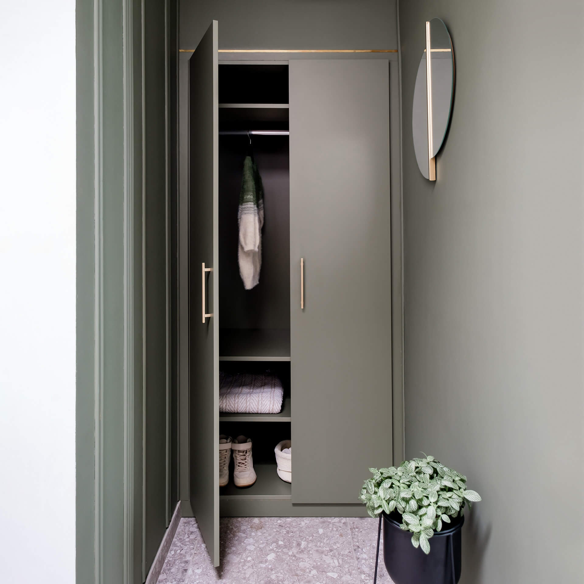 Armoire verte sur mesure dans le hall d'entrée de custoro