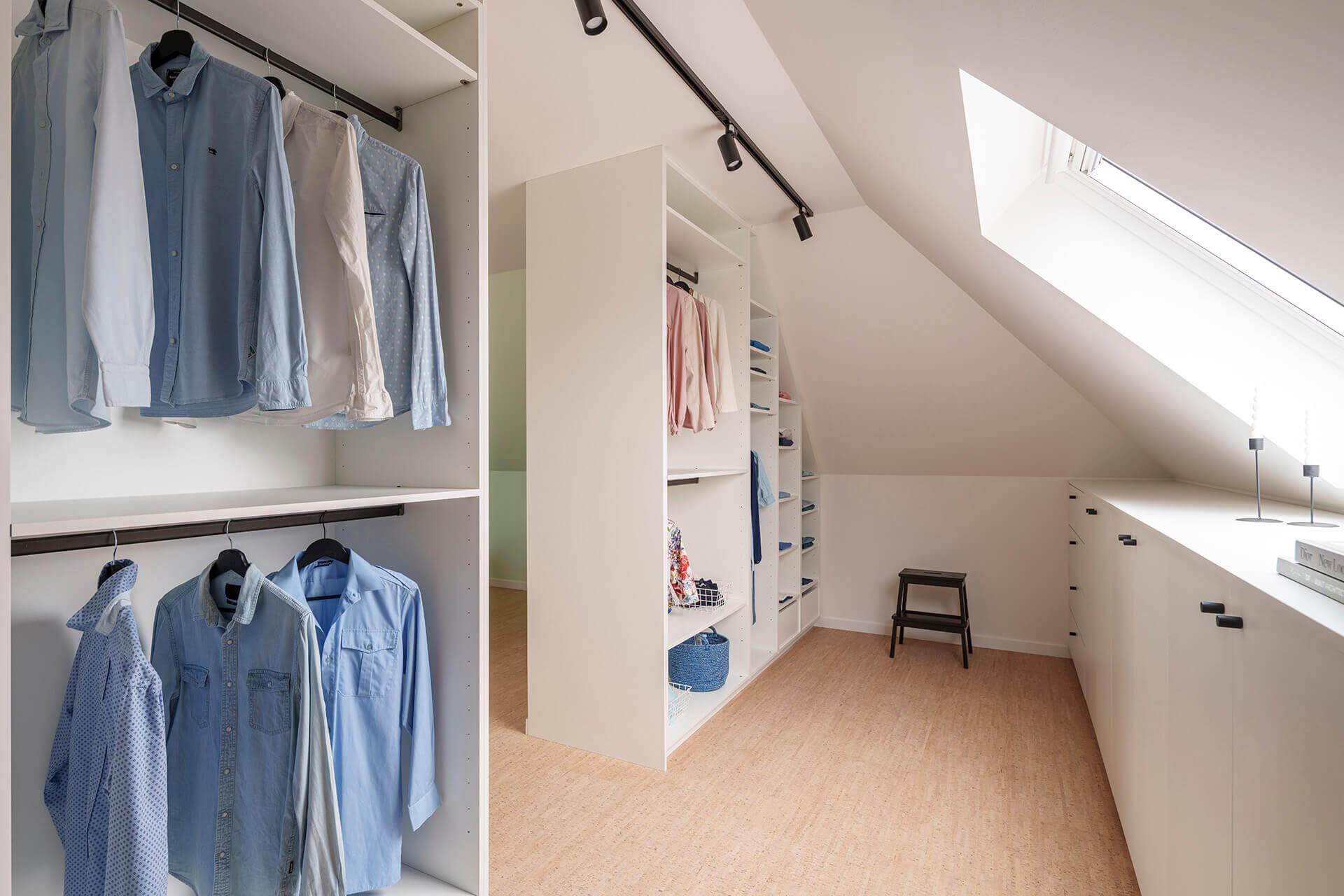 Dressing ouverte sur mesure sous un toit en pente