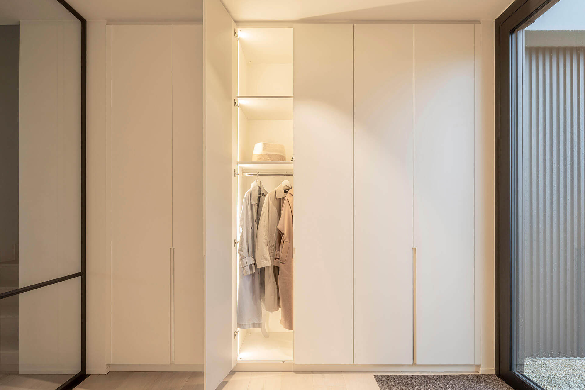 Vestiaire sur mesure avec poignée longue encastrée 