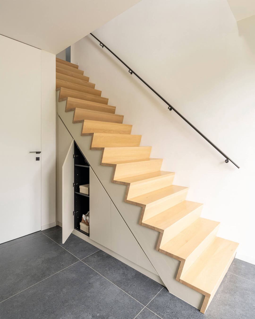 Armoire sous escalier sur mesure en couleur Turtle Grey