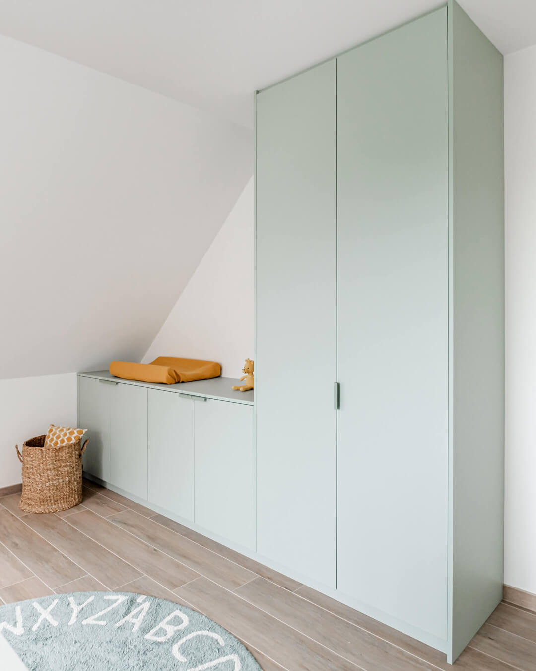 Armoire combinée murale dans une chambre de bébé en Industrial Green de Custoro.