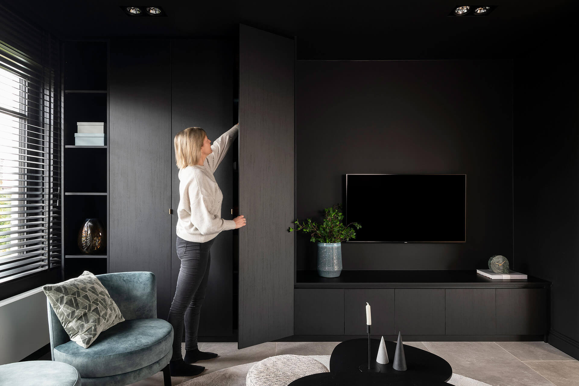 Combinaison d’armoires de rangement et d’un meuble TV, encastré