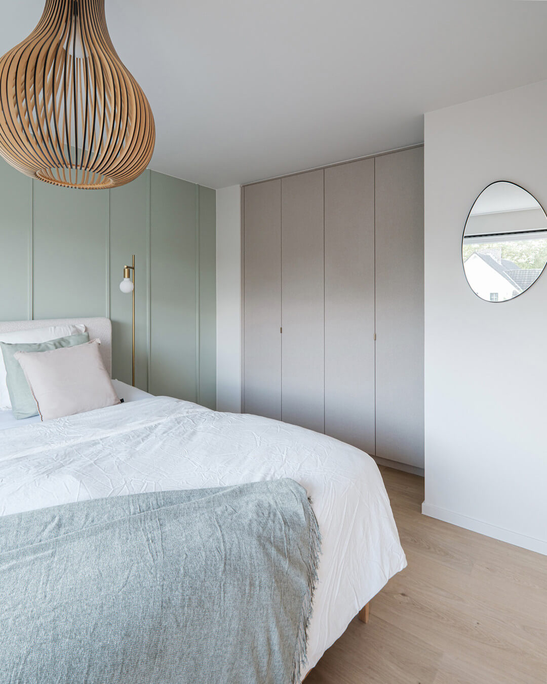 Chambre avec une garde-robe intégrée sur mesure