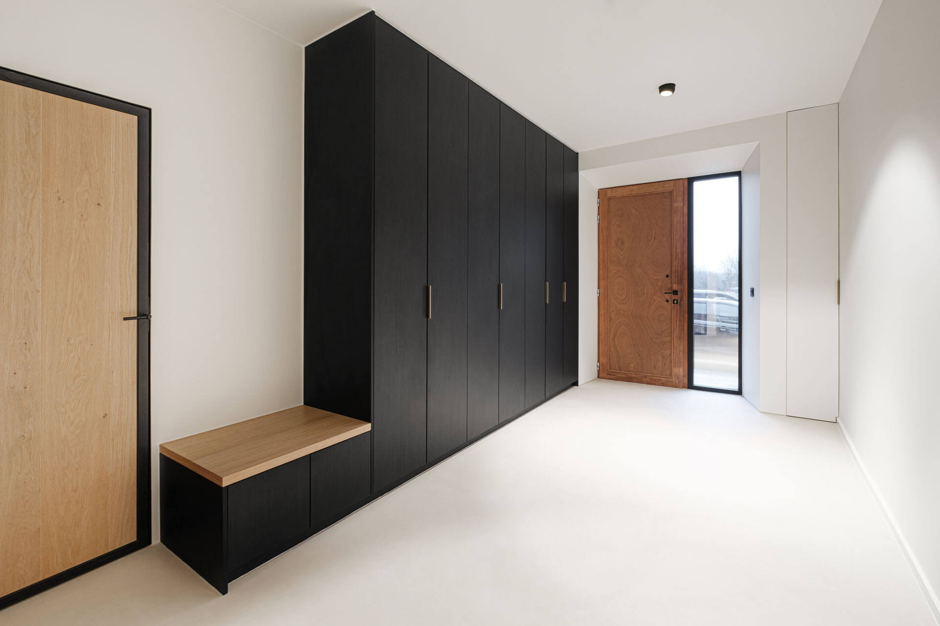 Banc sur mesure avec vestiaire dans le hall d'entrée