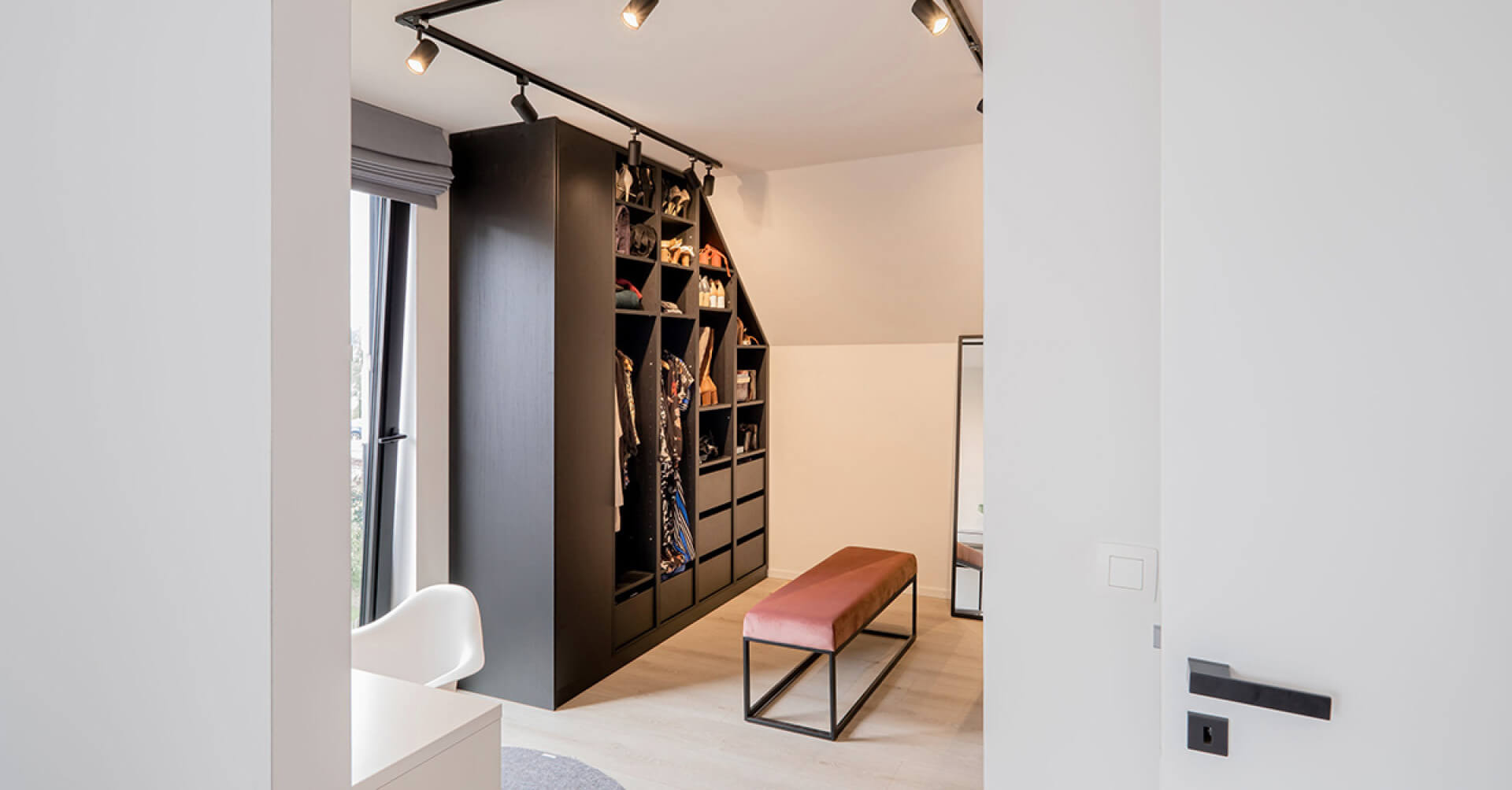 Dressing ouvert noir sur mesure sous un toit en pente