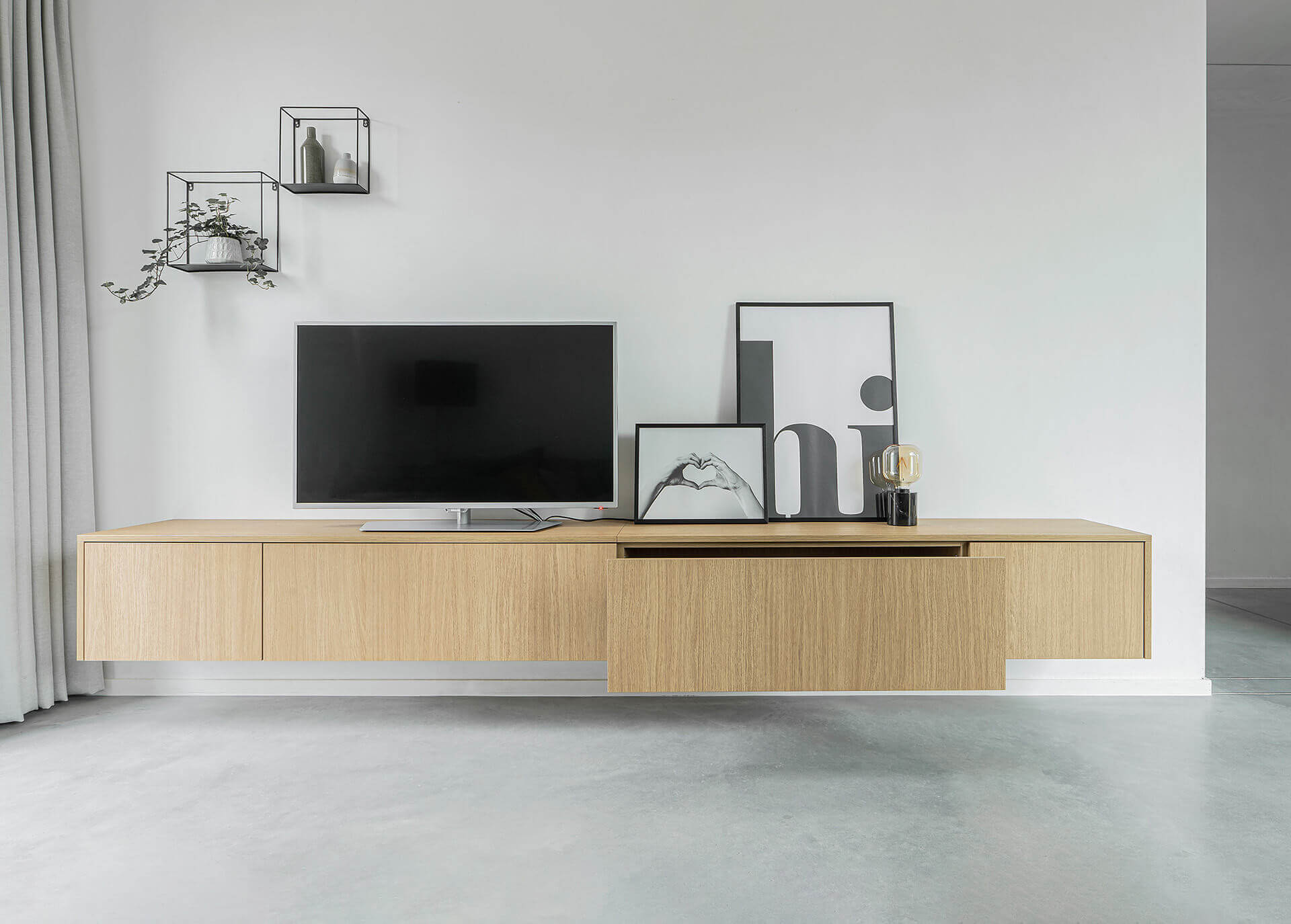 Meuble TV suspendu en chêne Essential Oak Natural de custoro