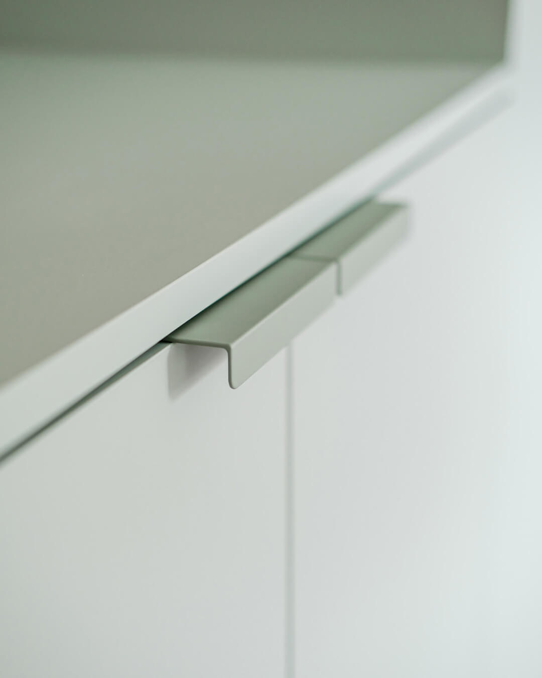 Poignées Tonton sur armoire sur mesure en Industrial Green de Custoro.