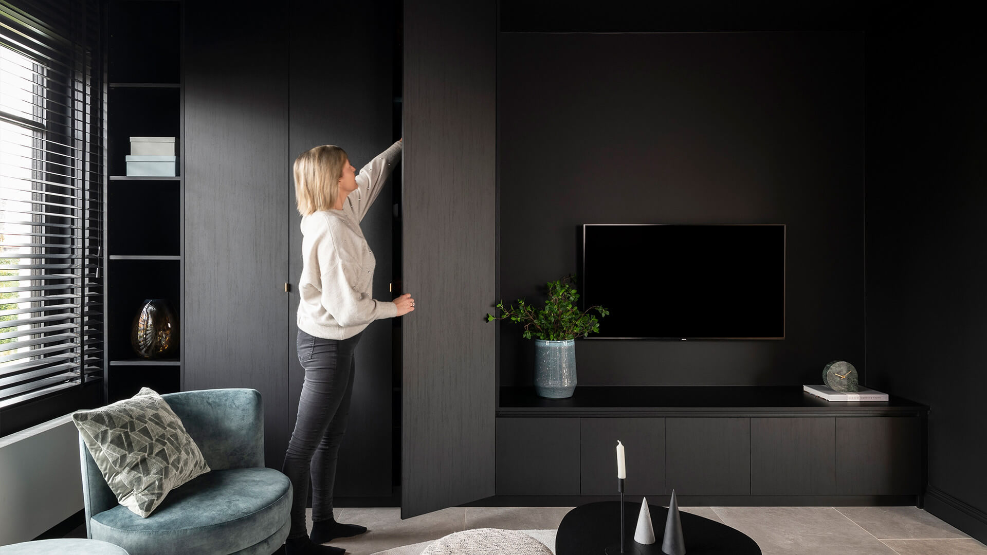 Meubles de rangement noirs sur mesure pour le salon.
