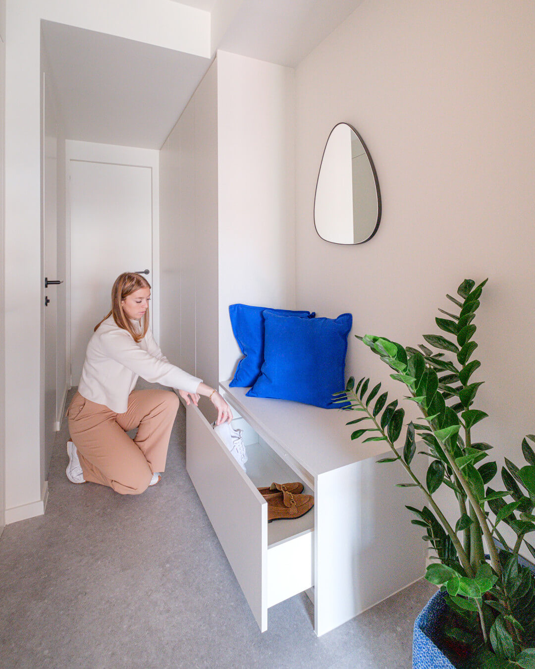 Vestiaire avec un banc sur mesure dans le hall d'entrée de la maison Sundae