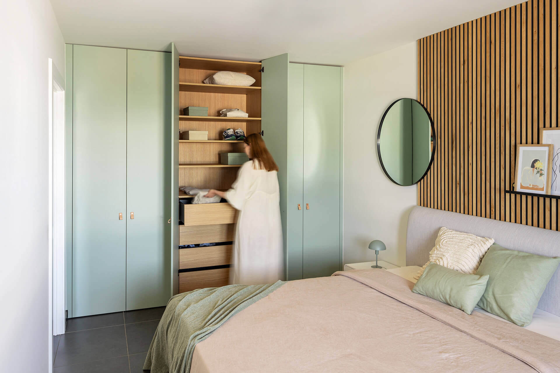 Chambre avec des teintes vertes douces et des nuances de bois chaleureux de Custoro