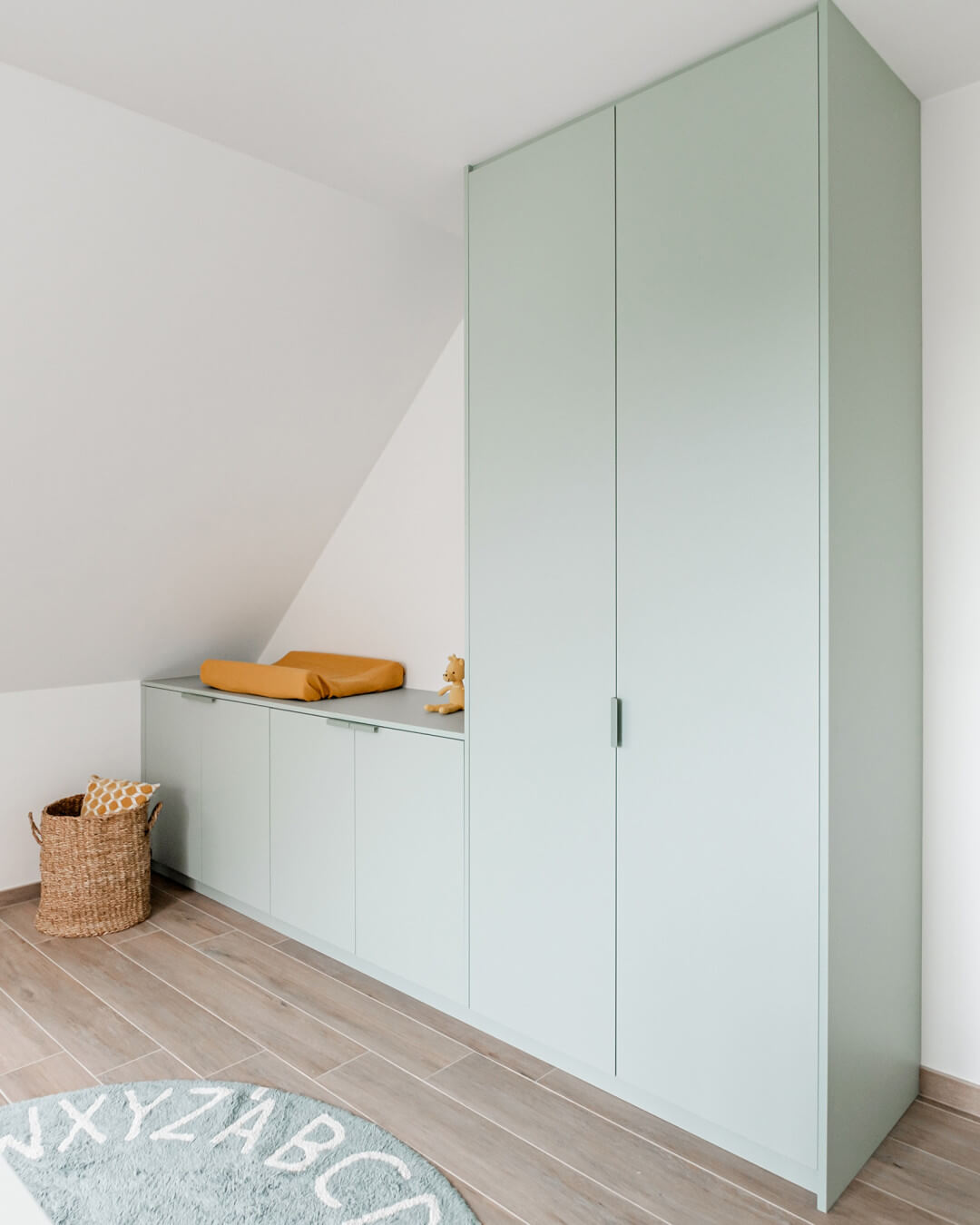 Combinaison murale sur mesure en couleur 'Industrial Green' dans la chambre d'enfant