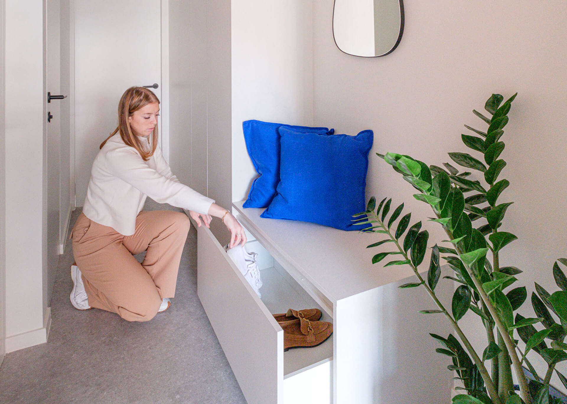 Banc sur mesure avec espace de rangement pour le couloir