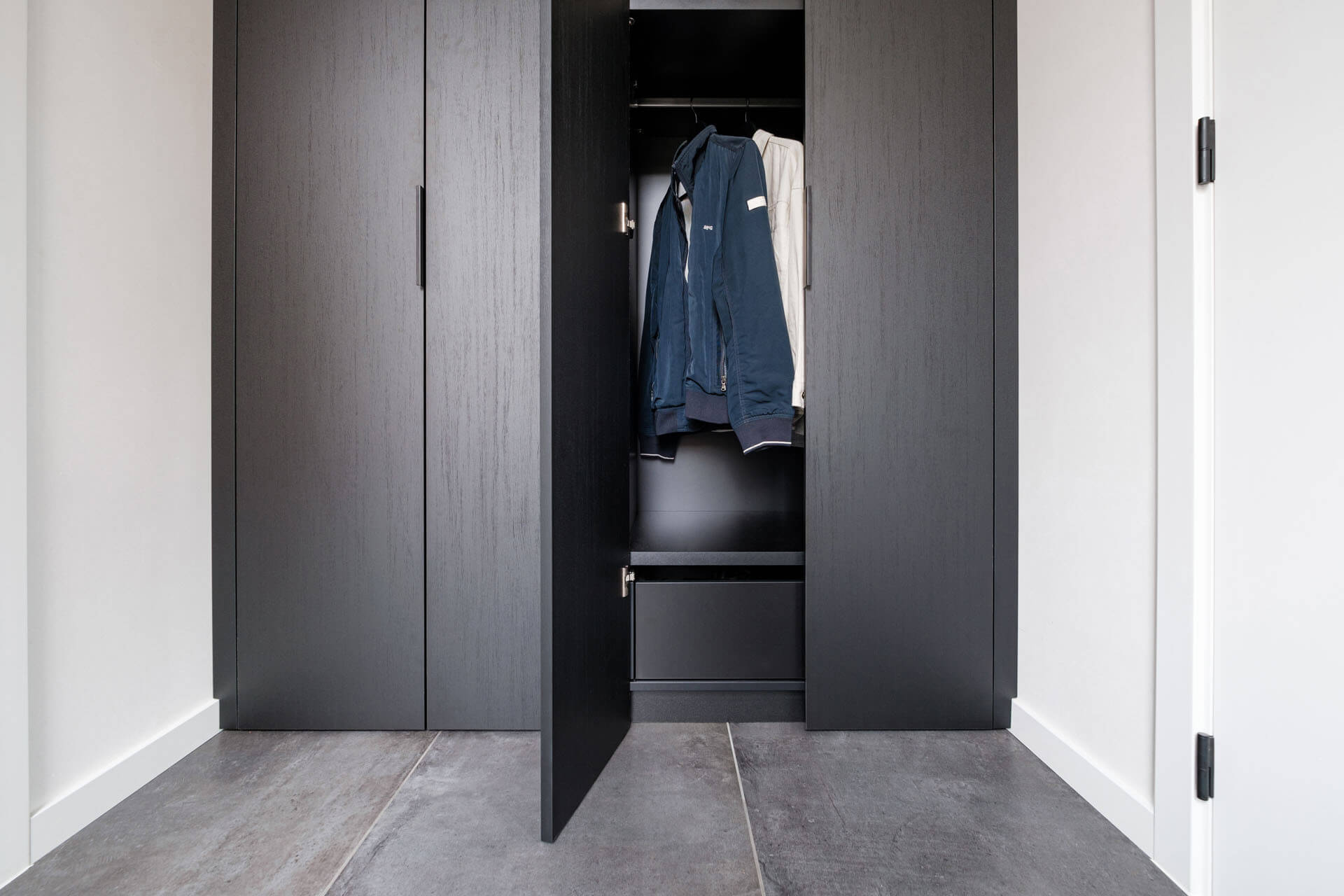 Armoire sur mesure en noir avec cintres assortis en noir