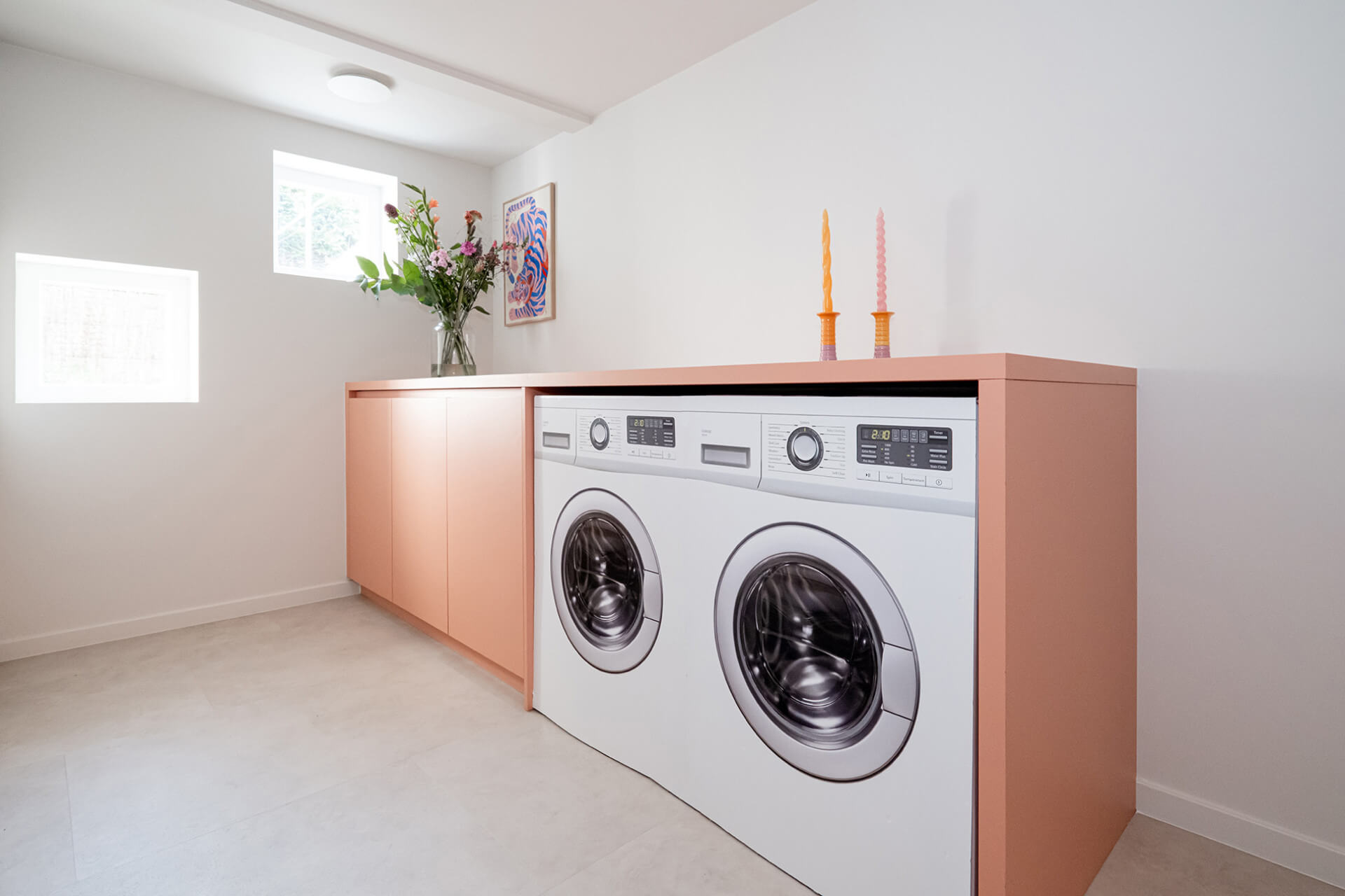 Armoire sur mesure rose (Dusty Coral) pour la buanderie de la maison Sundae