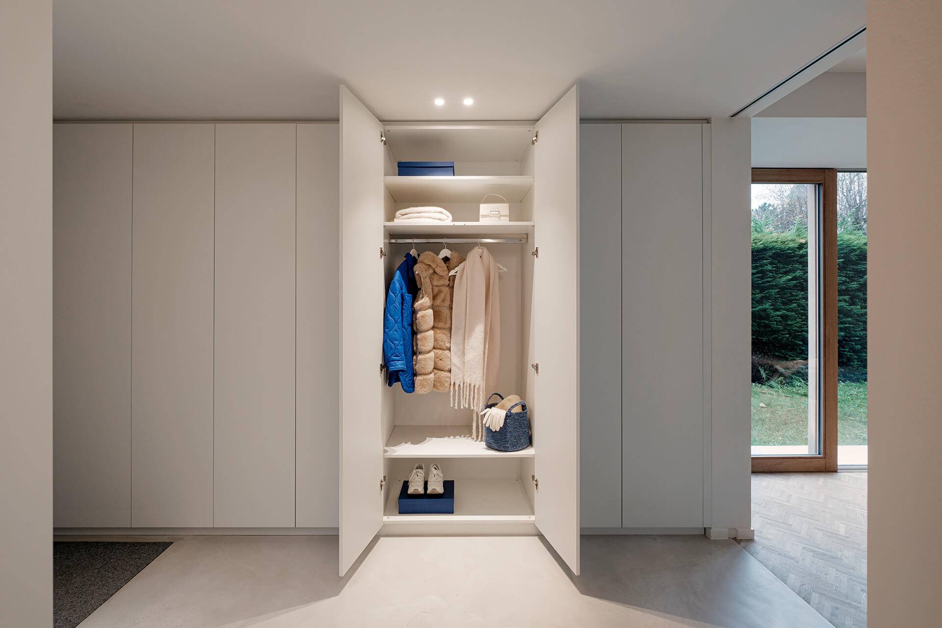 Dressing encastré avec extérieur en MDF à peindre