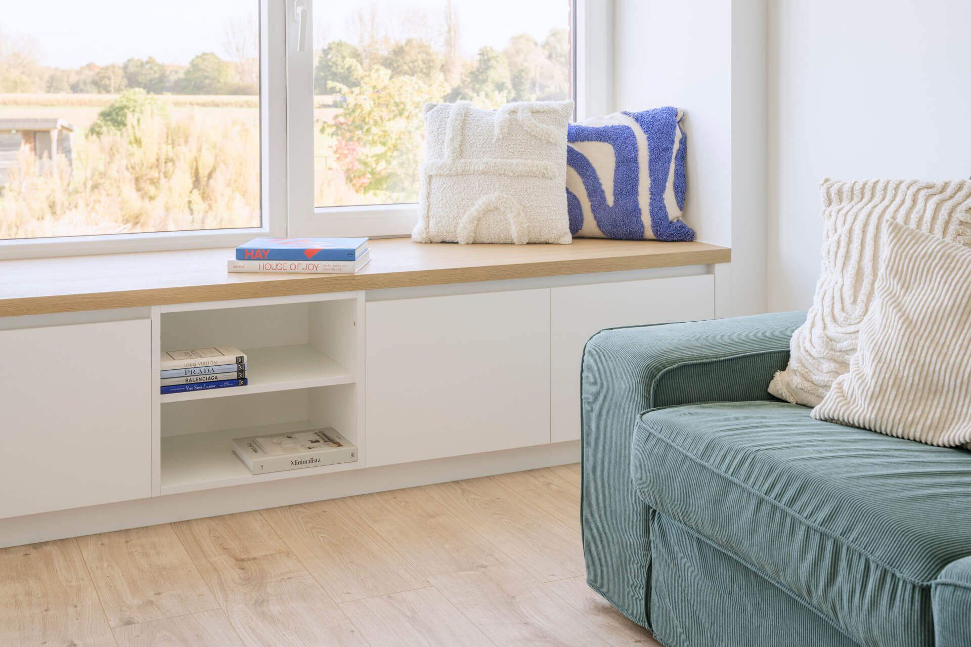 Banc de rangement avec beaucoup d'espace de rangement pour les livres