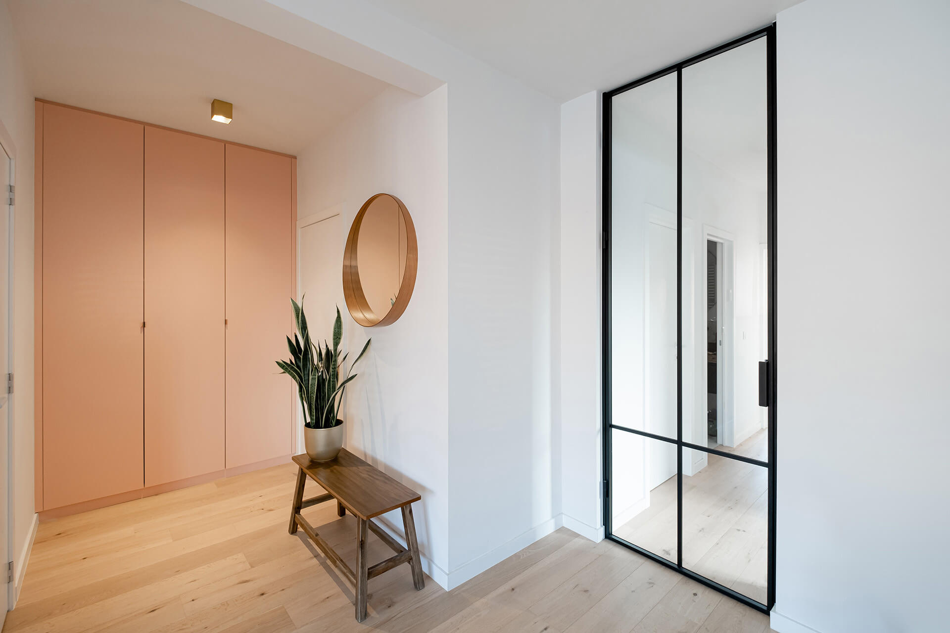 armoire de vestiaire sur mesure pour le hall d'entrée