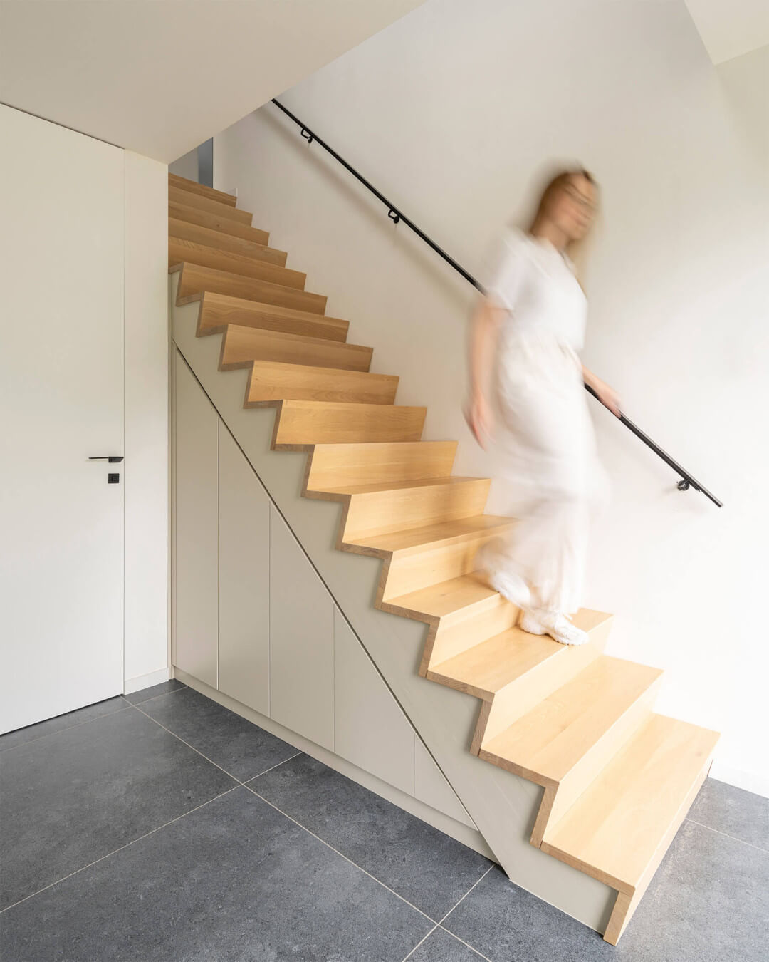 Armoire sous escalier sur mesure en couleur Turtle Grey