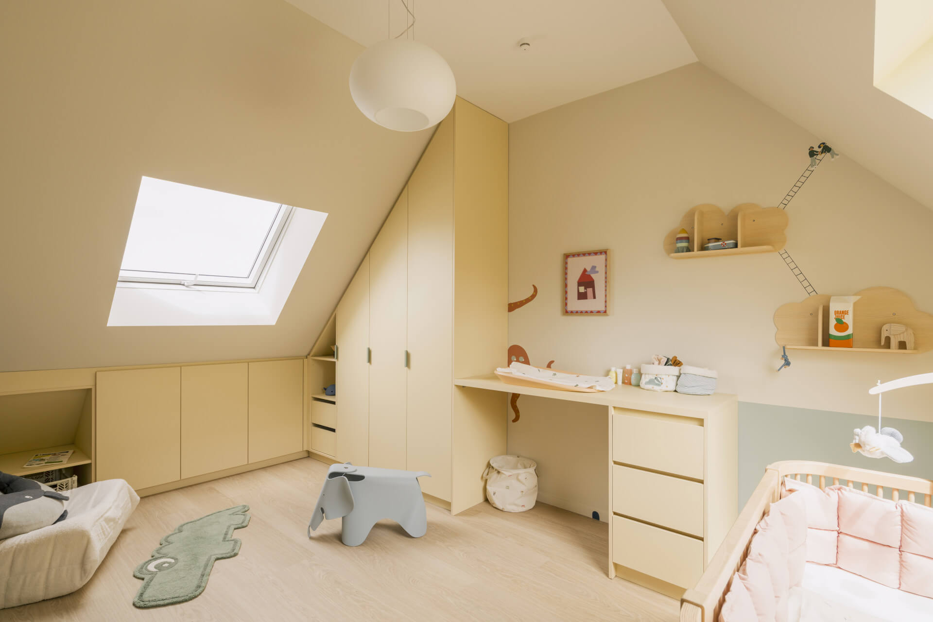 Chambre d'enfant avec armoire sur mesure, bureau sur mesure et commode sur mesure couleur coucher de soleil.