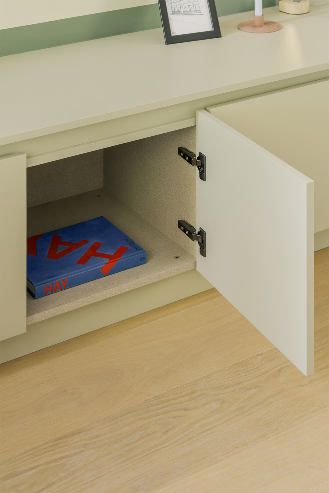 Meuble bas sur mesure dans le salon avec portes à poignées intégrées