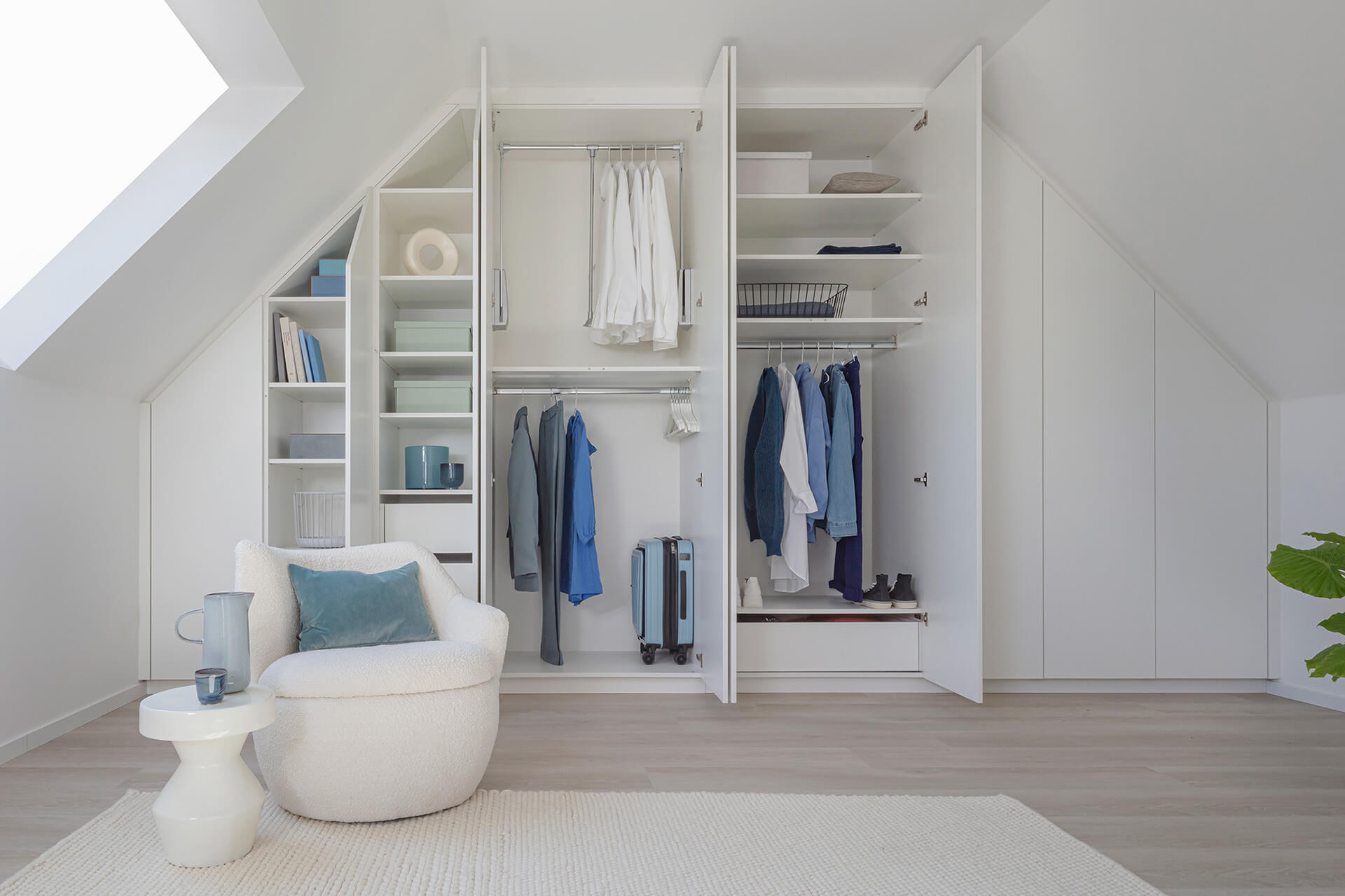 Armoire sur mesure sous un toit en pente de Custoro