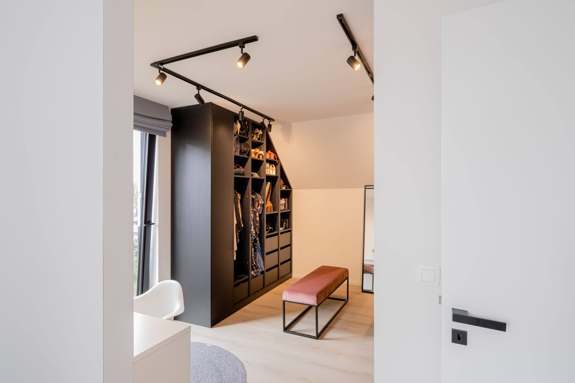 Placard noire sous un mur en pente