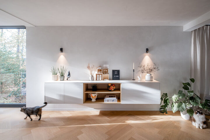 Commode flottante sur mesure en coquillage et chêne naturel, dans le salon par Custoro