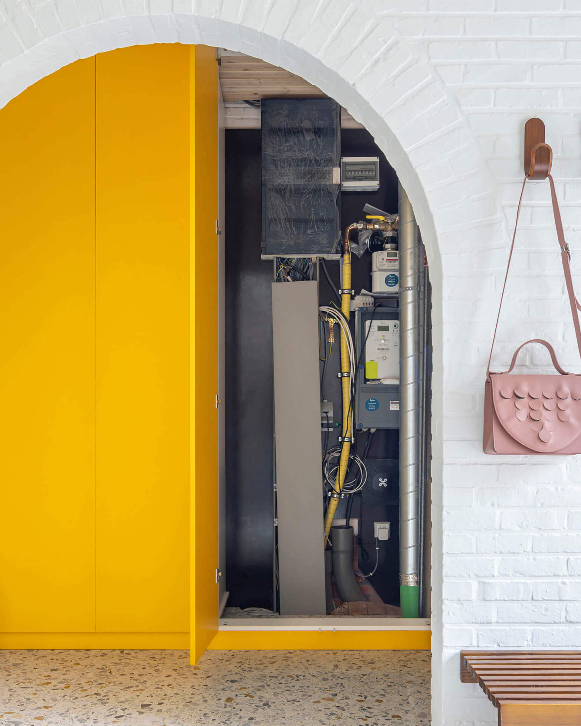 Une armoire technique jaune personnalisée