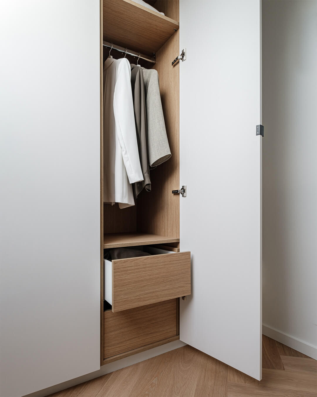 Armoire sur mesure en Seashell avec une face intérieure en Essential Oak