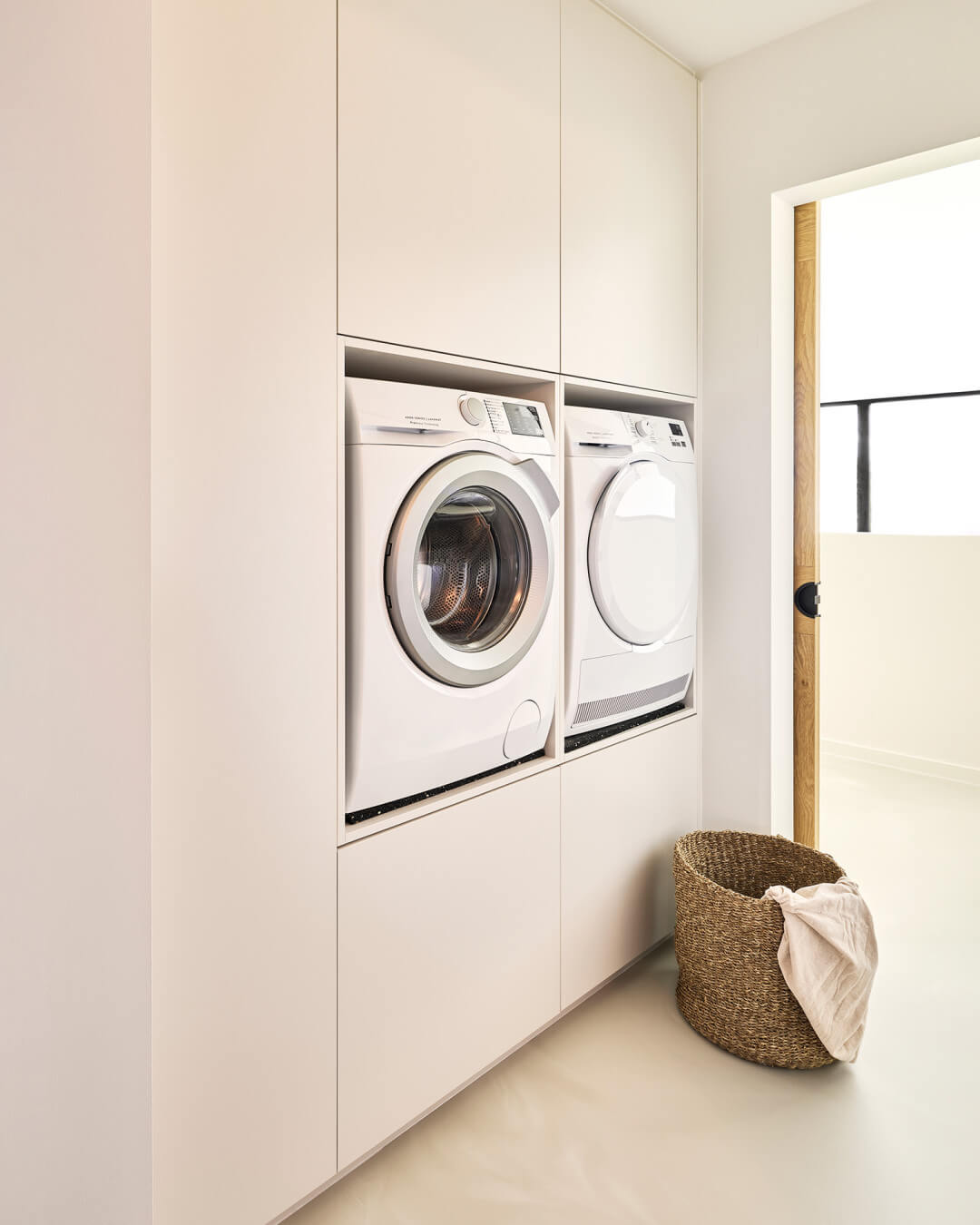 Machines à laver encastrées dans une armoire sur mesure