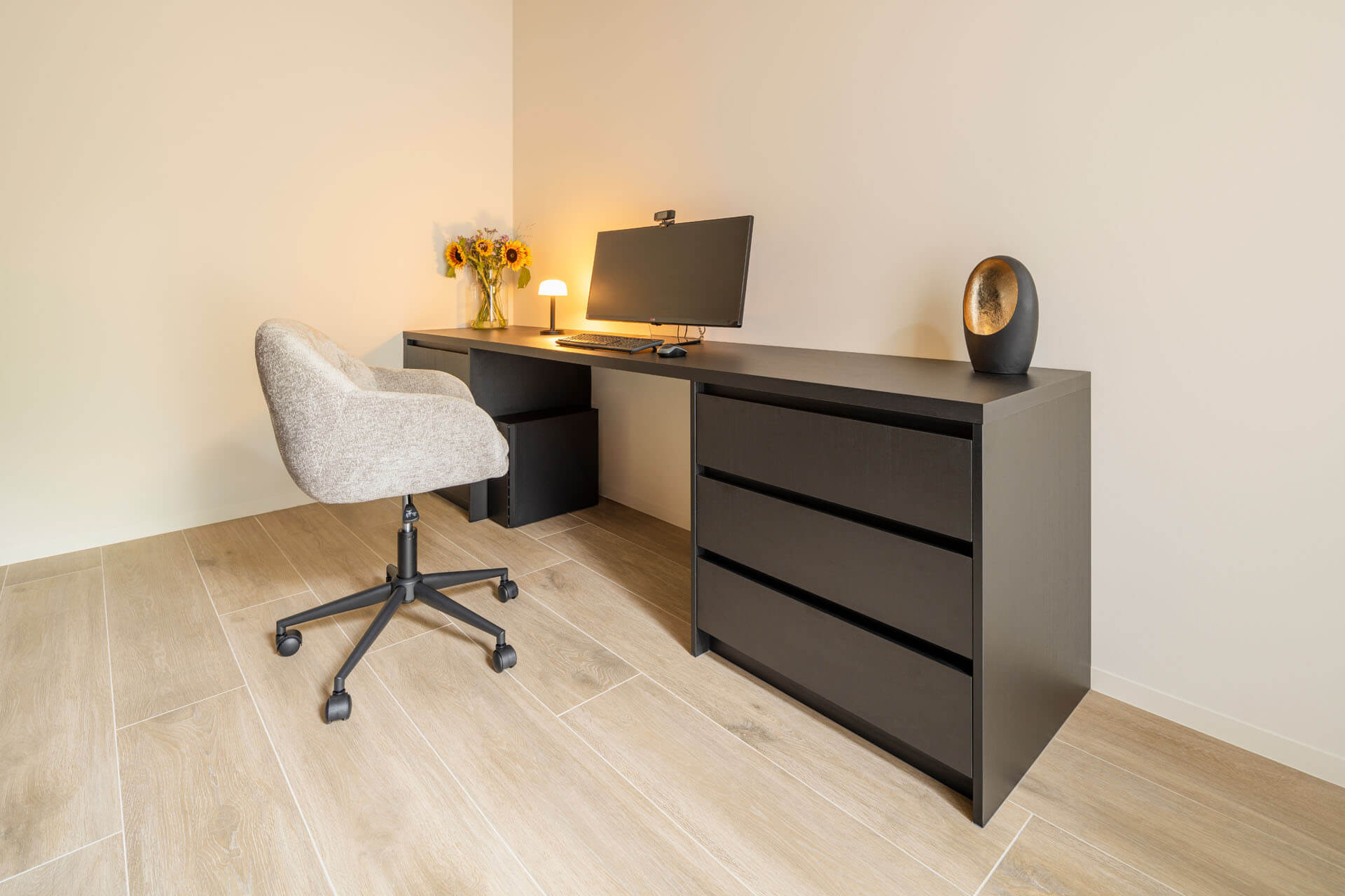 Bureau avec rangements sur mesure semi-autoportant en Elegant Black sans poignées