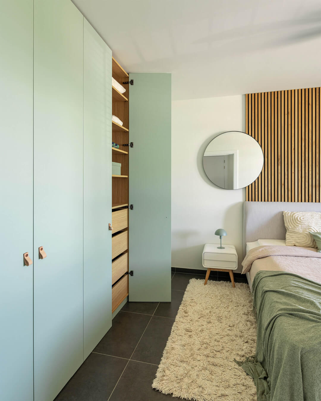 Chambre avec des nuances de bois chaleureux et des couleurs vertes douces de Custoro
