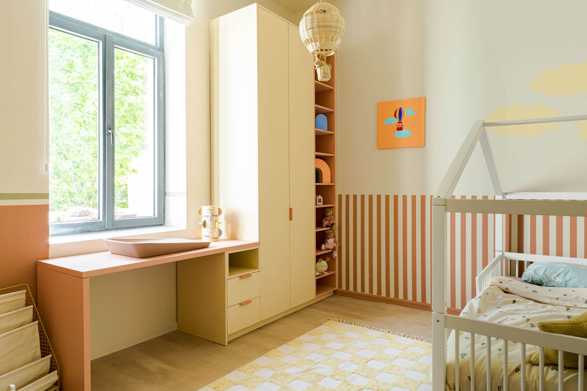 Meuble de rangement Sunset sur mesure avec bureau en Dusty Coral et poignées Tonton roses