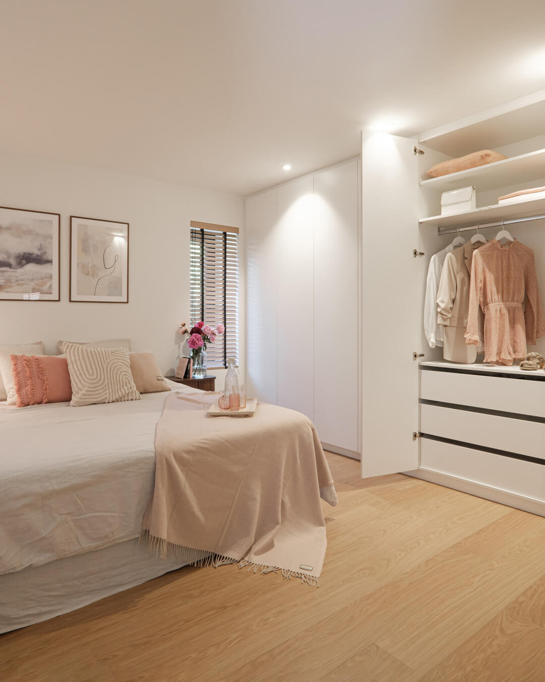 Armoire intégrée sur mesure avec une barre pour suspendre les vêtements et des tiroirs de Custoro.
