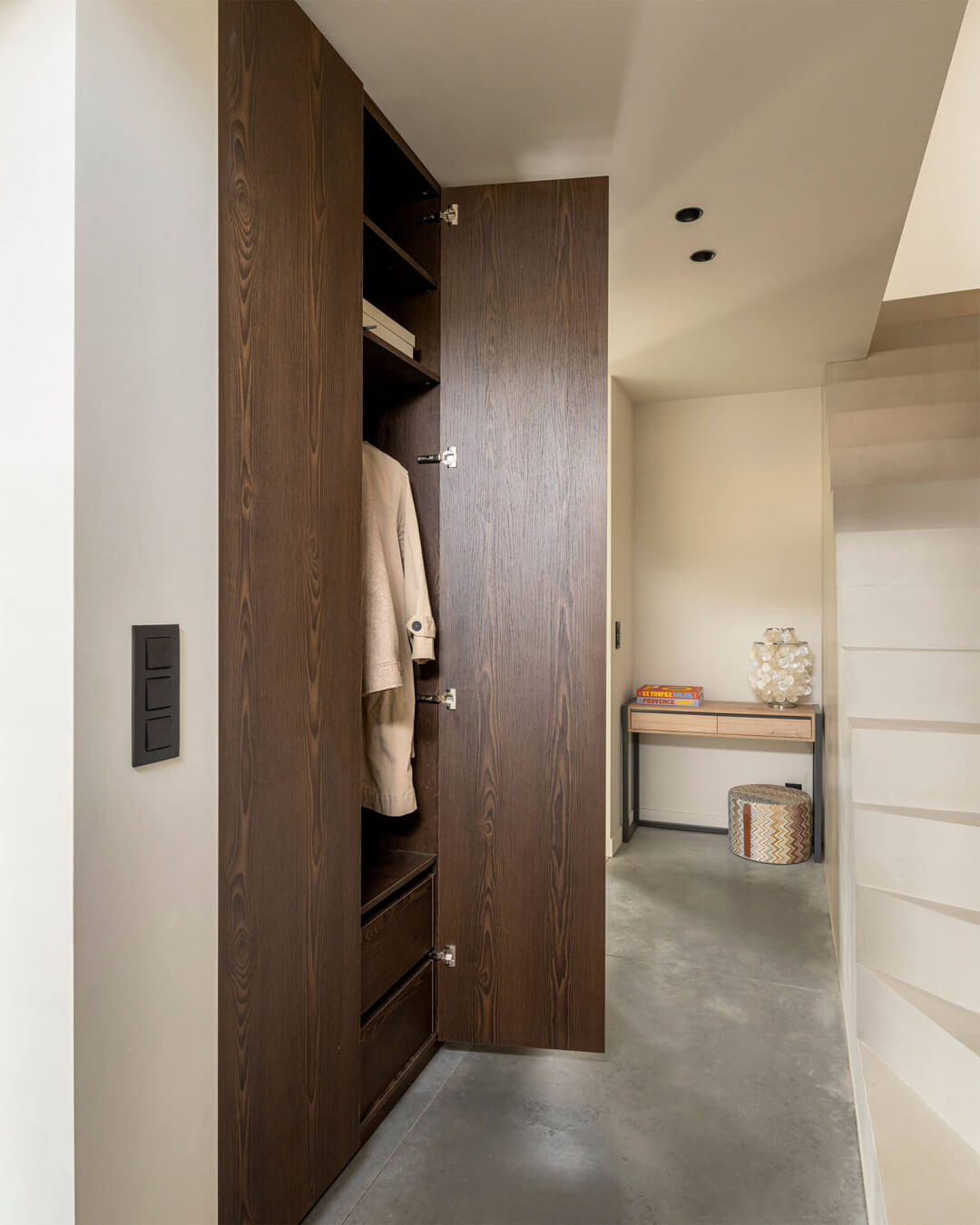 Armoire encastrée sur mesure dans un bois foncé