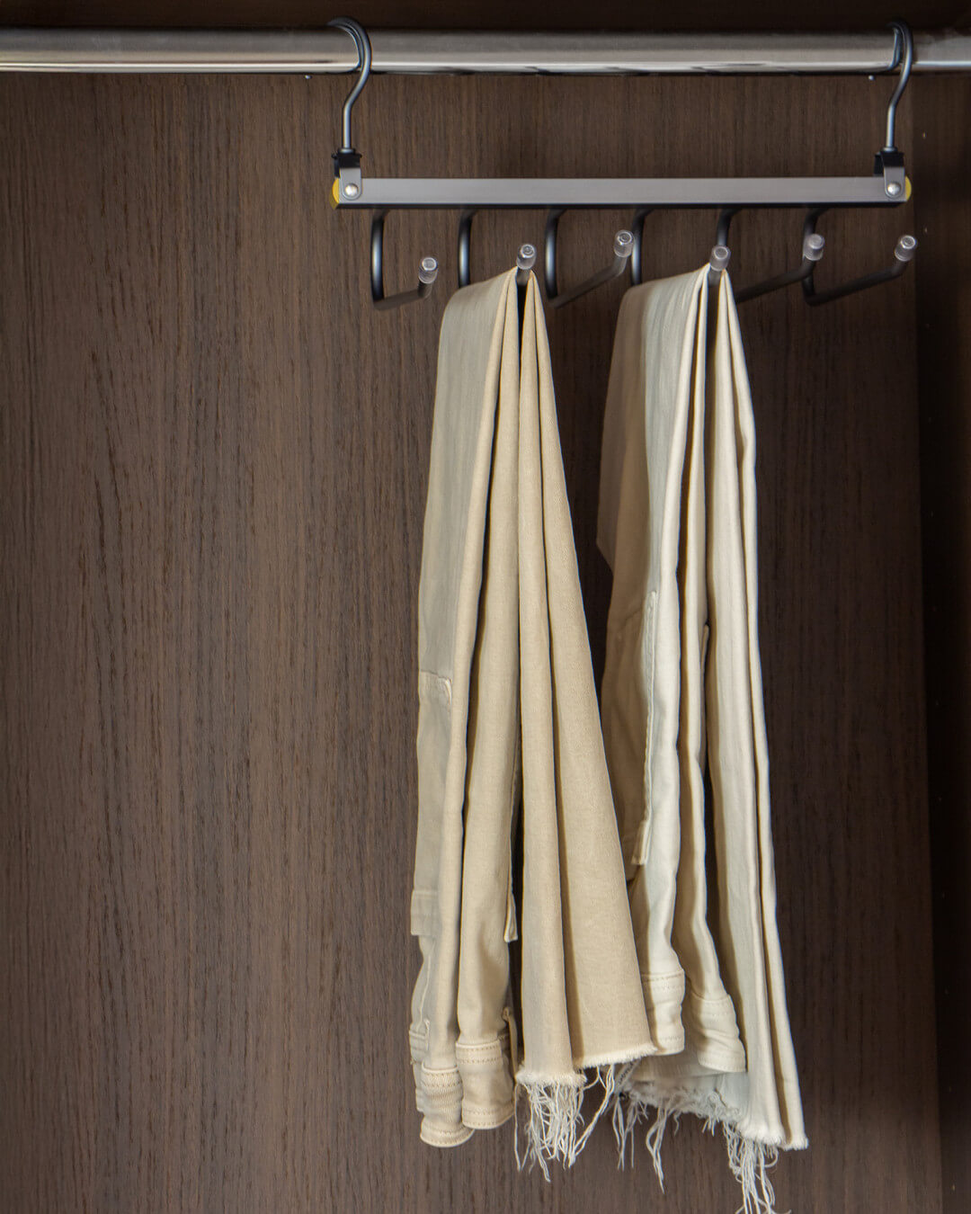 Cintre à pantalons dans une armoire sur mesure de Custoro