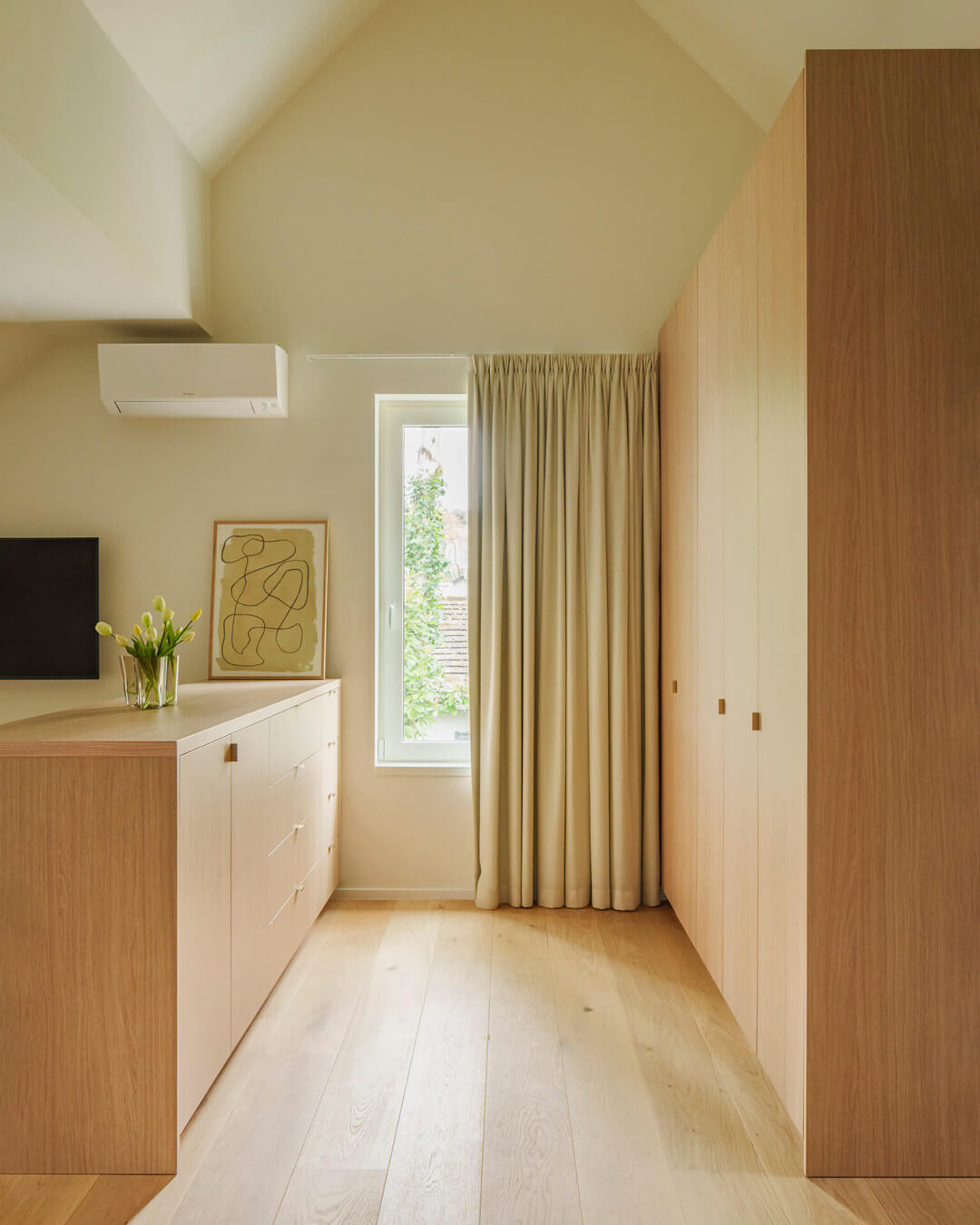 Dressing sur mesure en Atlas Oak avec poignées en laiton