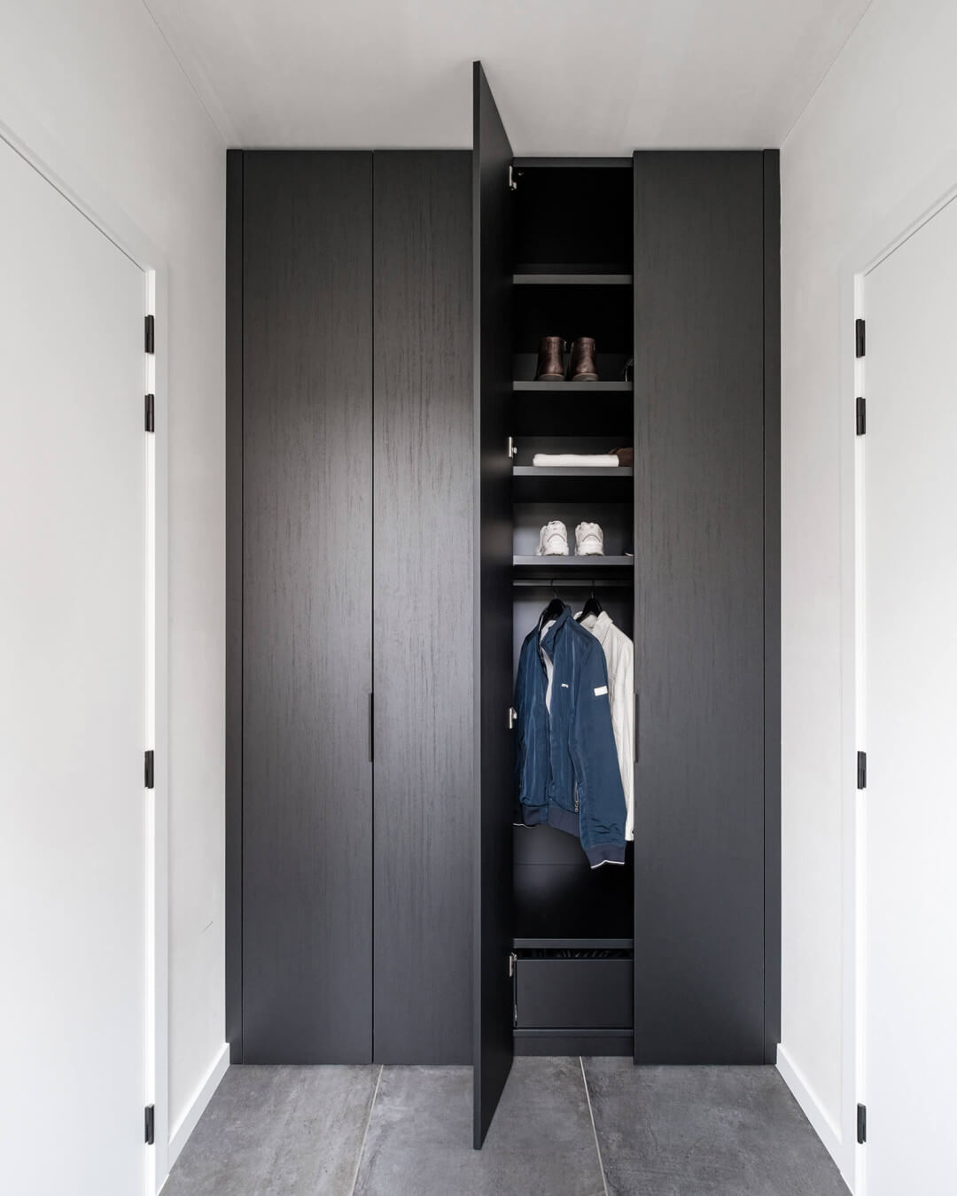 Armoire vestiaire noire sur mesure avec poignées Pure noires