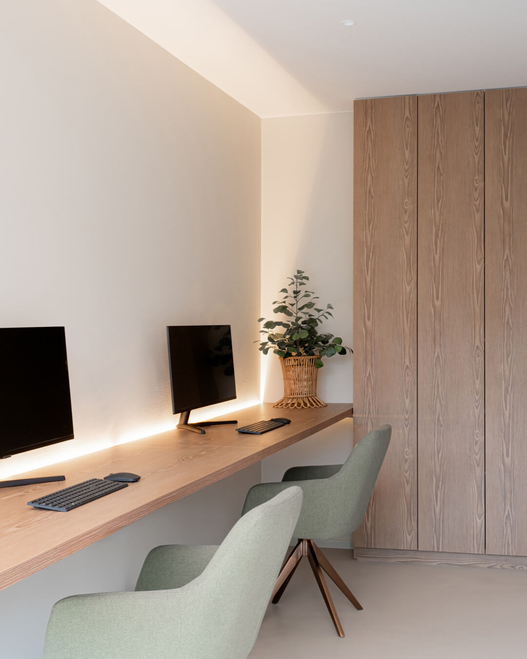 Armoire de rangement sur mesure avec bureau assorti de Custoro