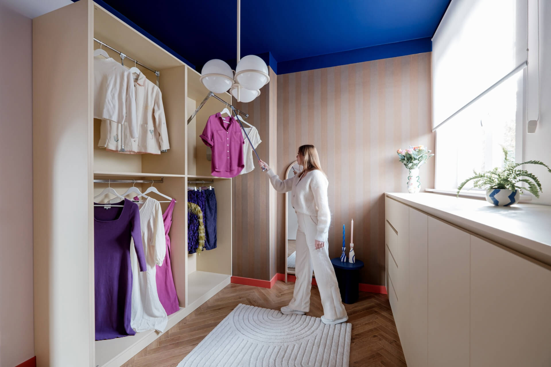 Dressing ouvert sur mesure avec élévateur à vêtements en couleur Sunset