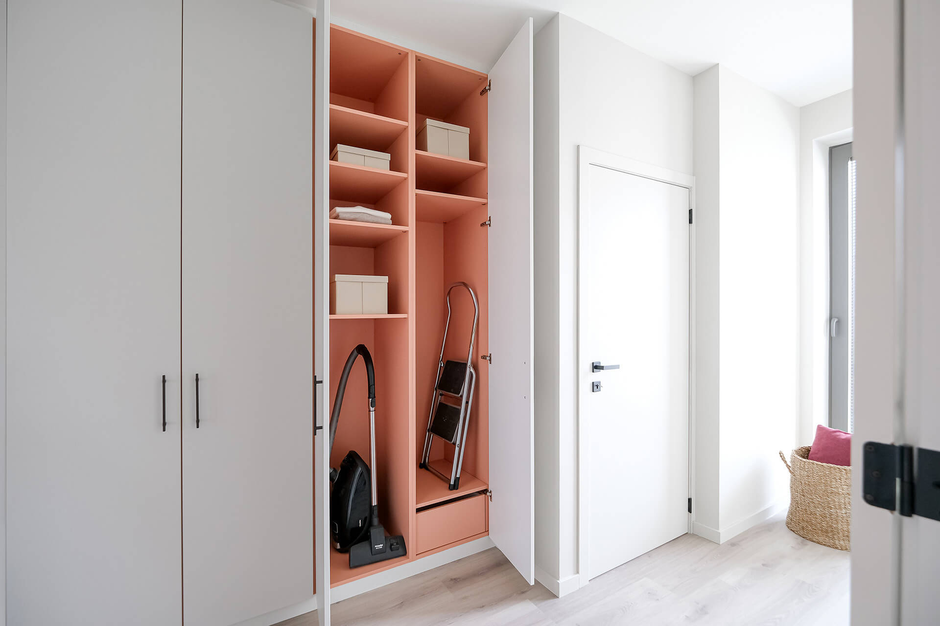 Armoire de rangement sur mesure avec un intérieur en rose