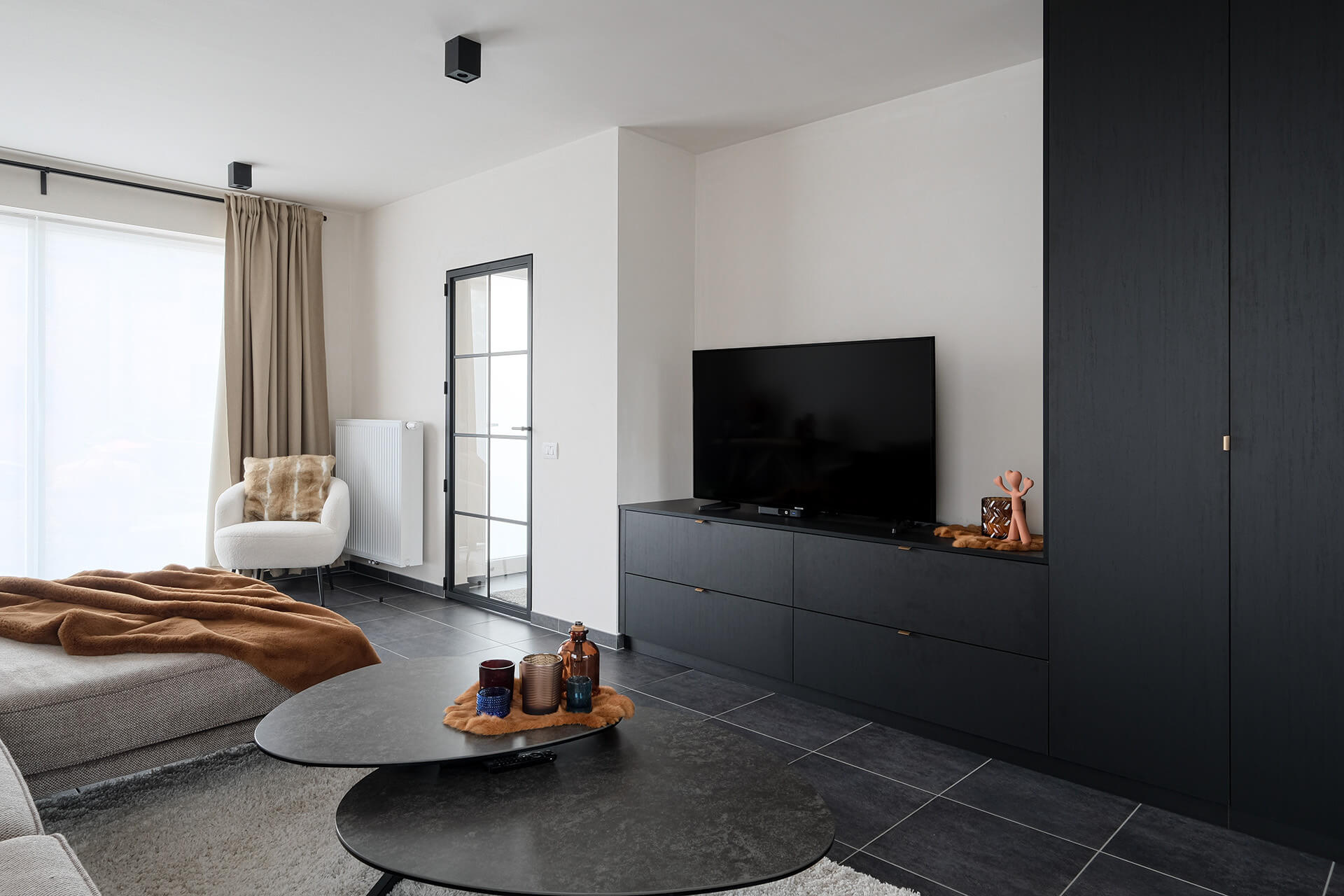 Armoire à disques noire sur mesure pour ranger les microsillons