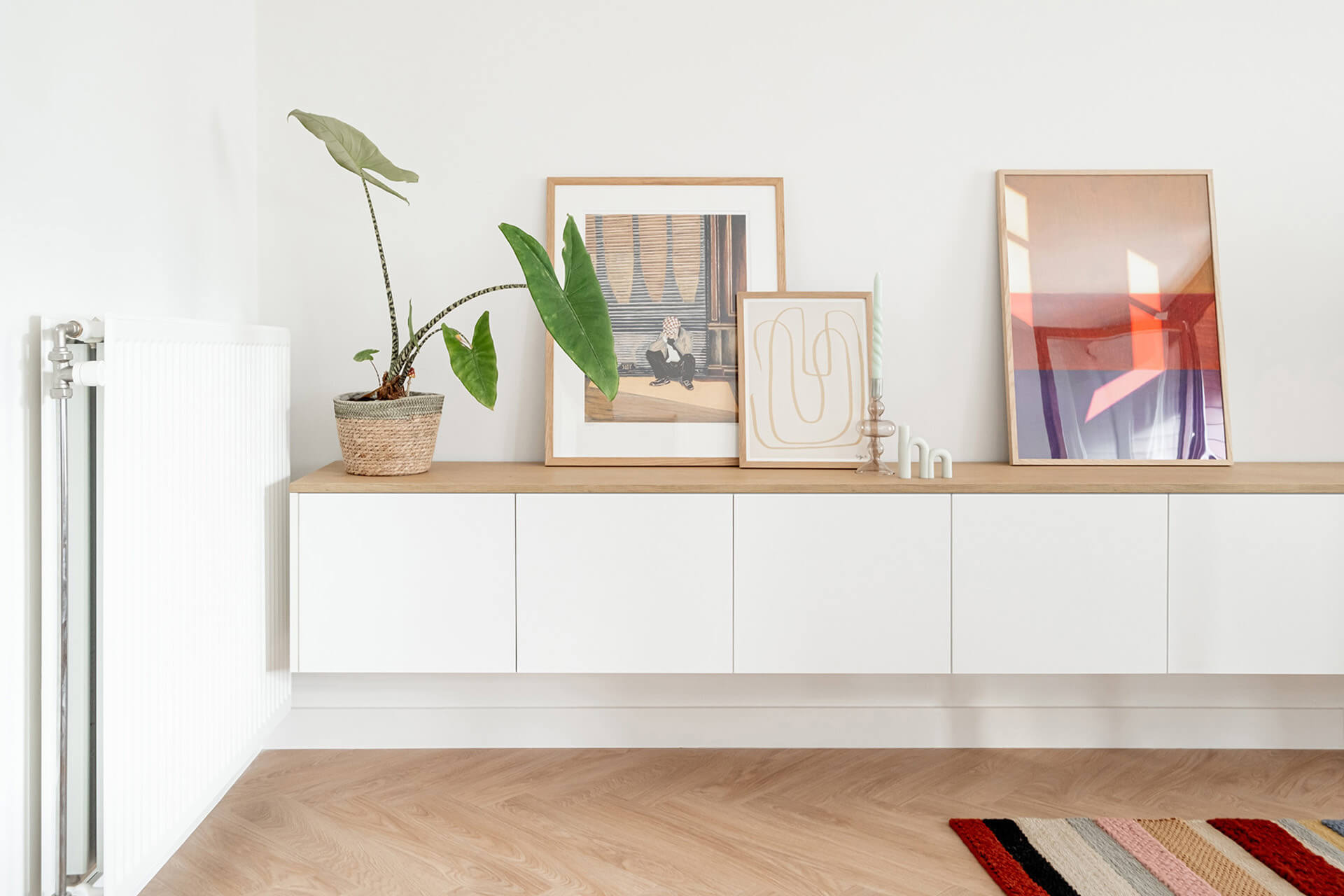 Table à langer flottante blanche avec plateau en bois