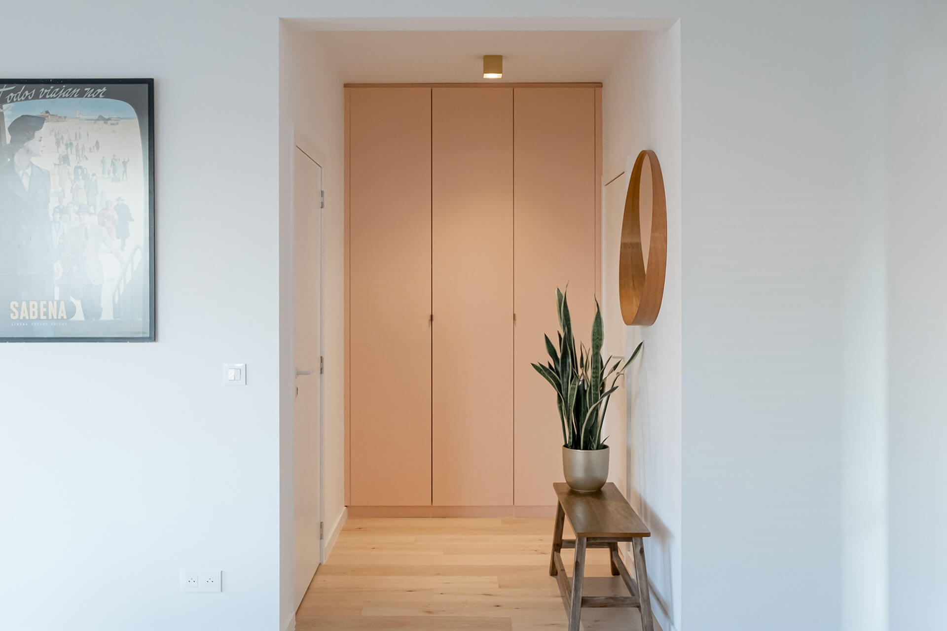 Placard d'entrée rose sur mesure dans la couleur Tanned Peach, de Custoro