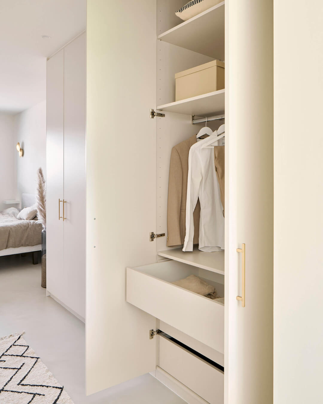 Armoire en couleur Seashell avec poignées Diamond en laiton
