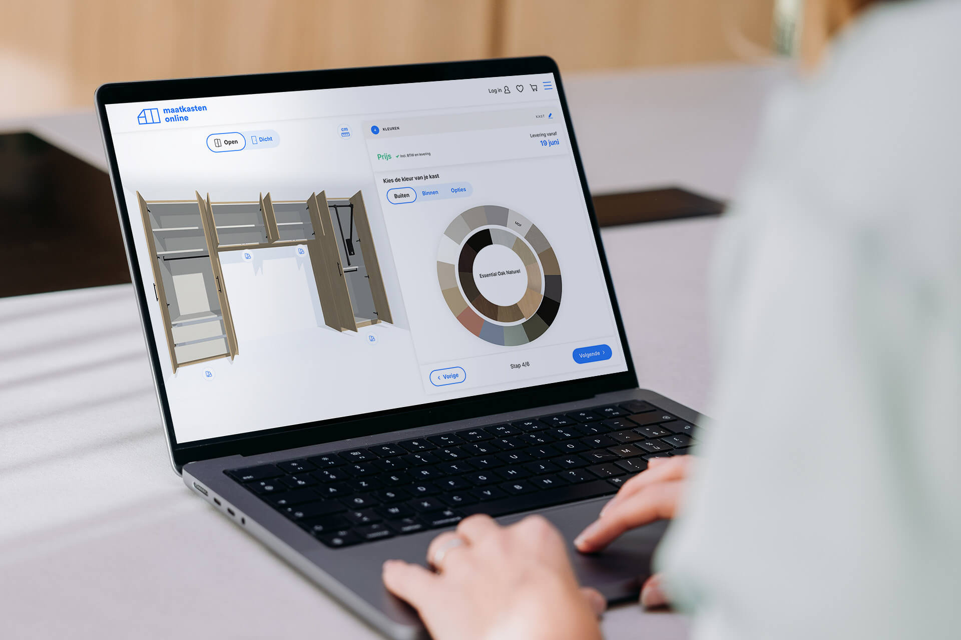 Une personne conçoit une armoire sur mesure dans l'outil de conception 3D en ligne de Custoro sur un ordinateur portable